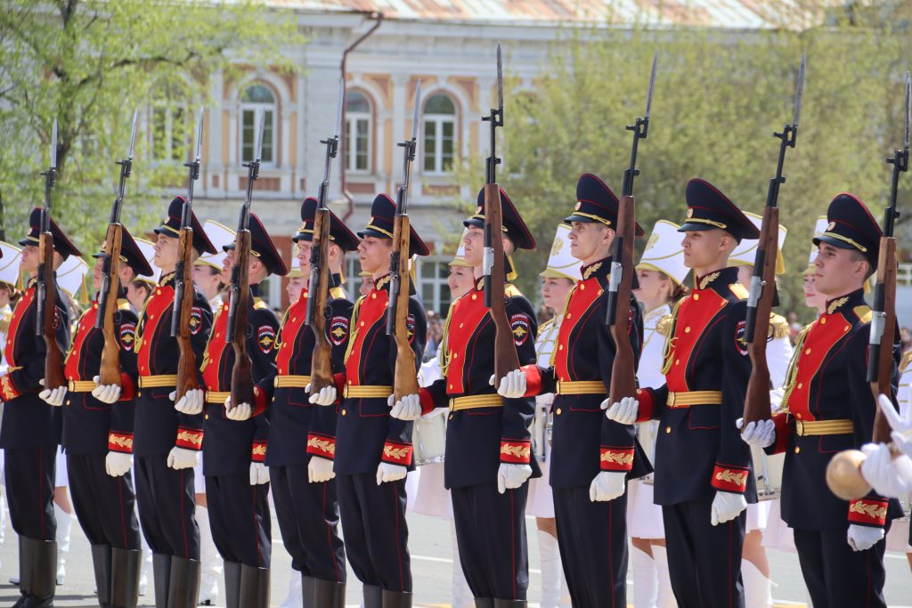 Военная мощь и праздничная атмосфера: фоторепортаж с парада Победы в Иркутске