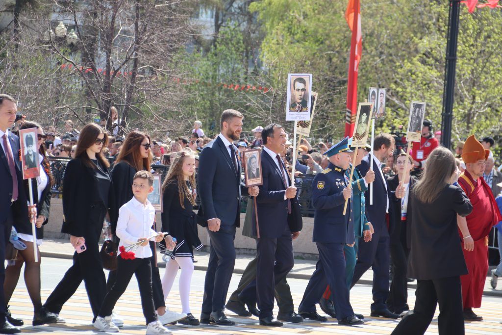 Память в каждом кадре: фоторепортаж с “Бессмертного полка” в Иркутске