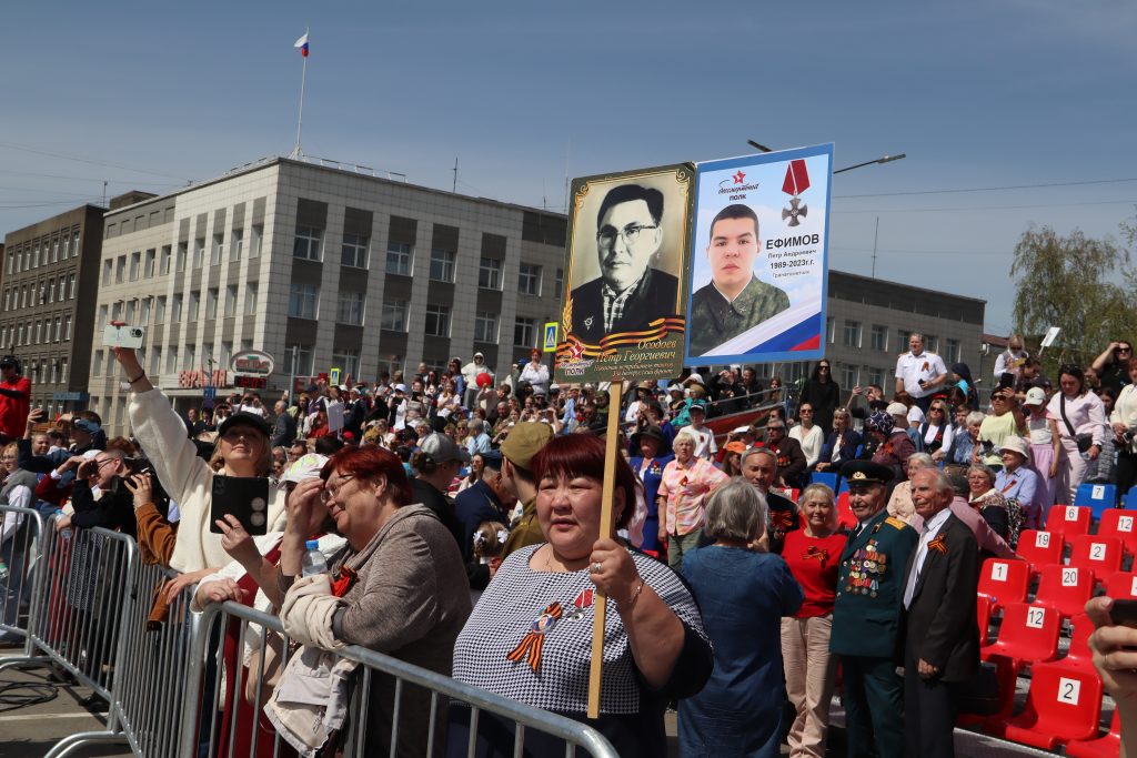 Память в каждом кадре: фоторепортаж с “Бессмертного полка” в Иркутске