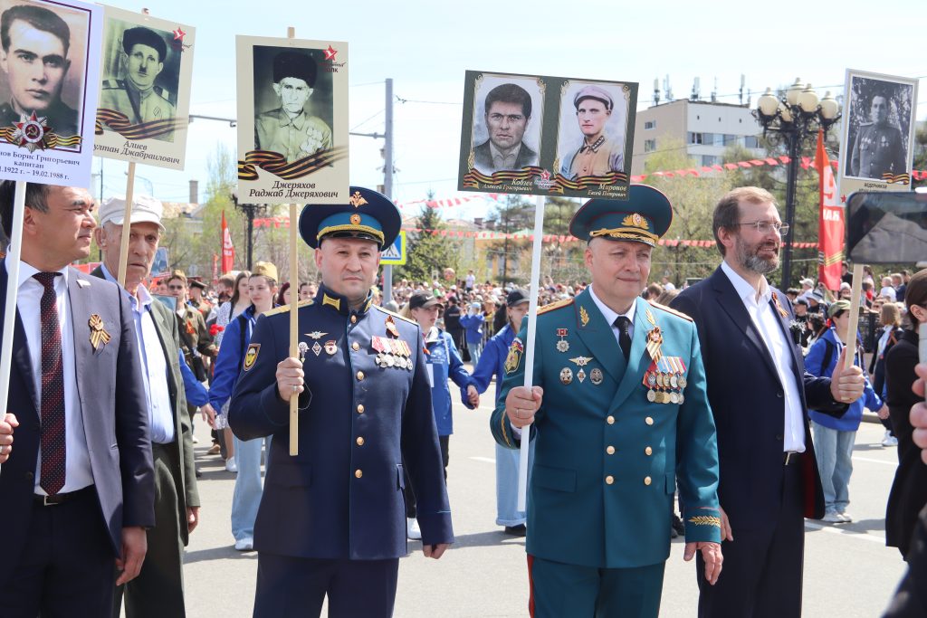 Память в каждом кадре: фоторепортаж с “Бессмертного полка” в Иркутске