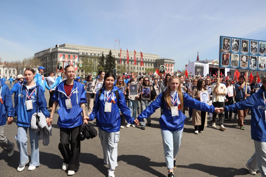 Память в каждом кадре: фоторепортаж с “Бессмертного полка” в Иркутске