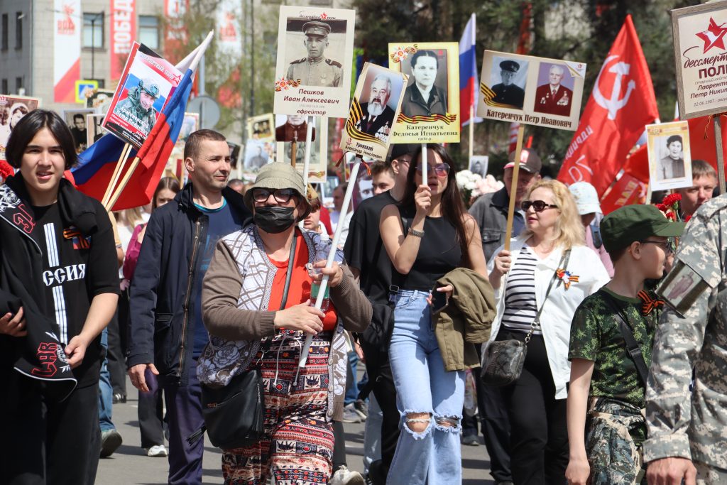 Память в каждом кадре: фоторепортаж с “Бессмертного полка” в Иркутске