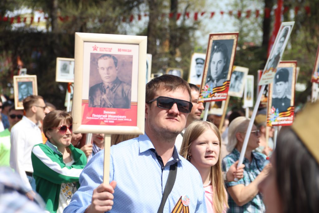 Память в каждом кадре: фоторепортаж с “Бессмертного полка” в Иркутске