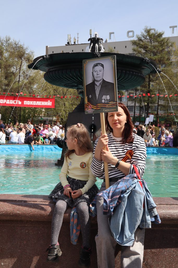 Память в каждом кадре: фоторепортаж с “Бессмертного полка” в Иркутске