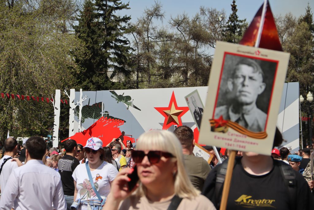 Память в каждом кадре: фоторепортаж с “Бессмертного полка” в Иркутске