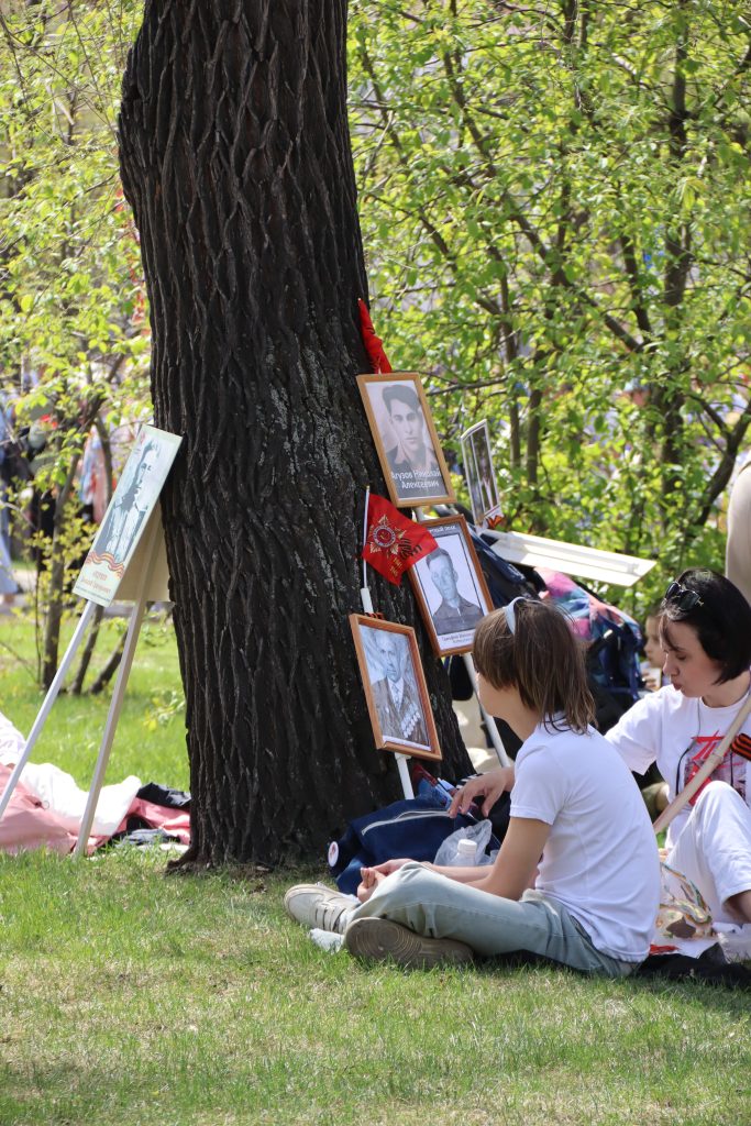 Память в каждом кадре: фоторепортаж с “Бессмертного полка” в Иркутске