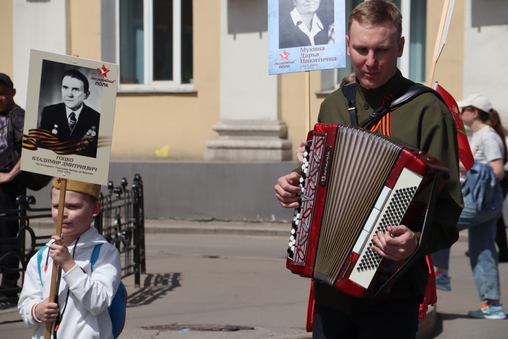 Память в каждом кадре: фоторепортаж с “Бессмертного полка” в Иркутске