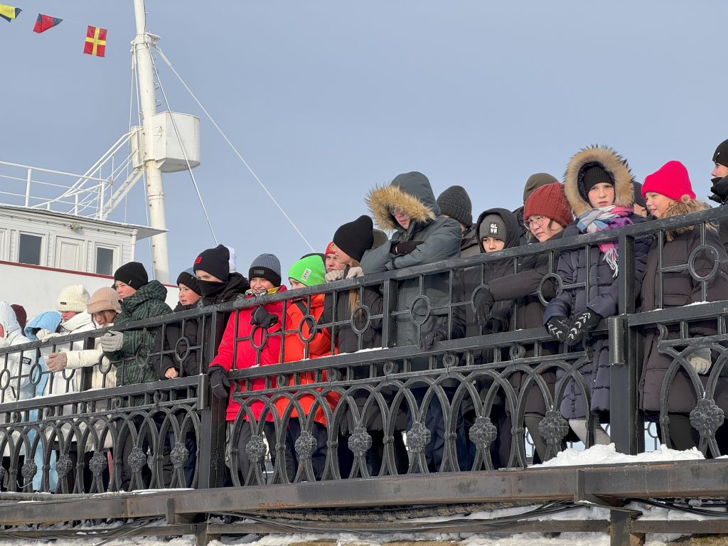 Иркутские спасатели провели для школьников урок безопасности на льду. Фоторепортаж