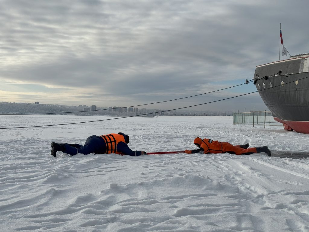 Иркутские спасатели провели для школьников урок безопасности на льду. Фоторепортаж