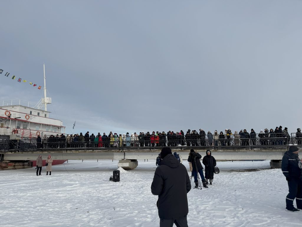 Иркутские спасатели провели для школьников урок безопасности на льду. Фоторепортаж