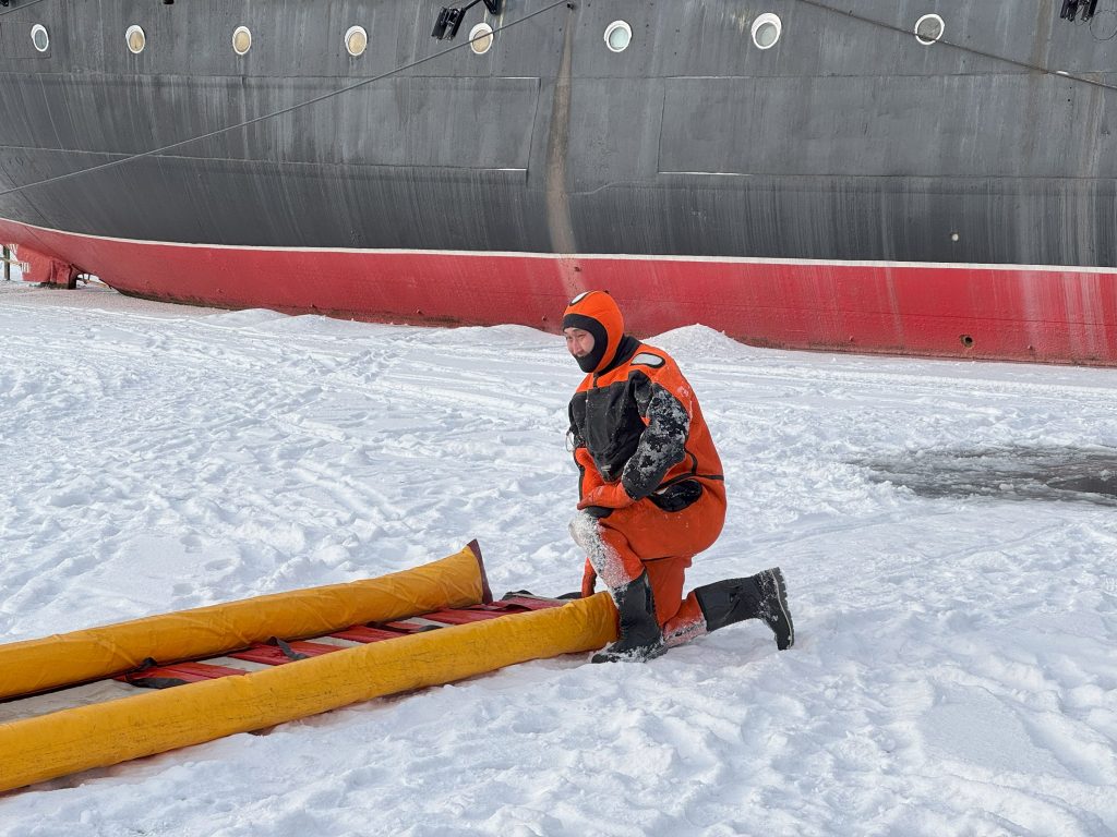 Иркутские спасатели провели для школьников урок безопасности на льду. Фоторепортаж