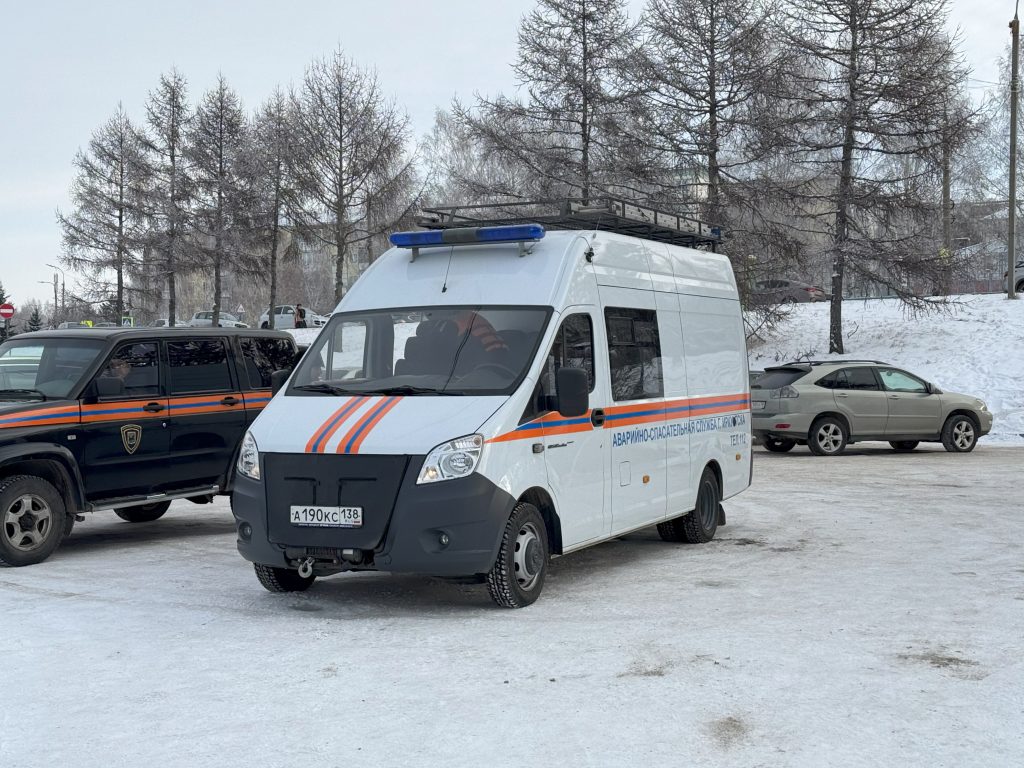 Иркутские спасатели провели для школьников урок безопасности на льду. Фоторепортаж