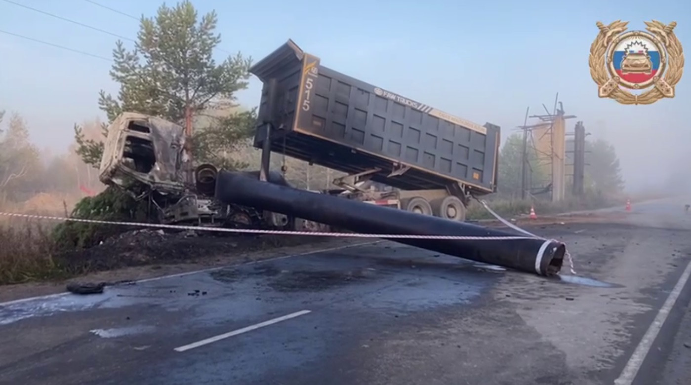 Авария с грузовиком и упавшим столбом на дороге.