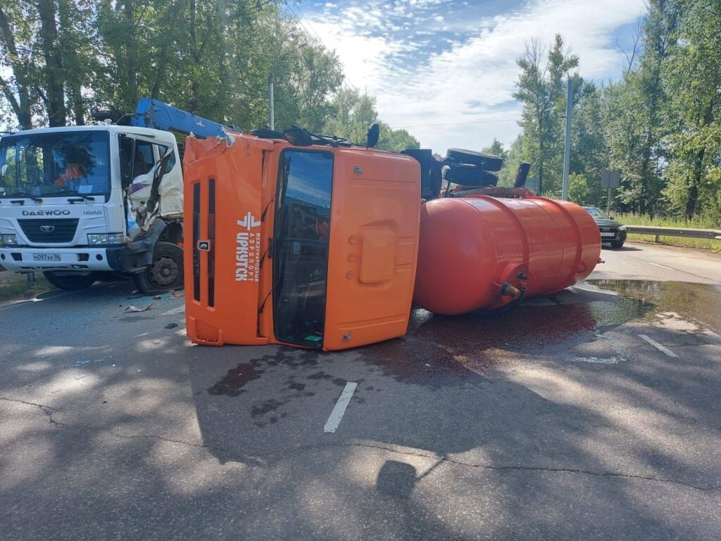 Иномарка влетела в водовоз и грузовик в Иркутске