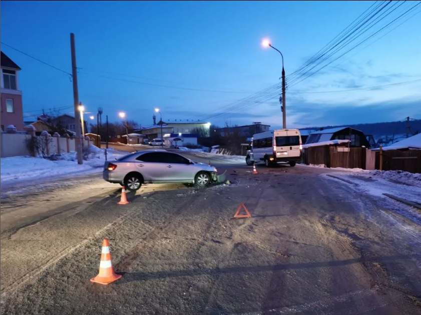 Иномарка врезалась в маршрутку с пассажирами в Иркутске