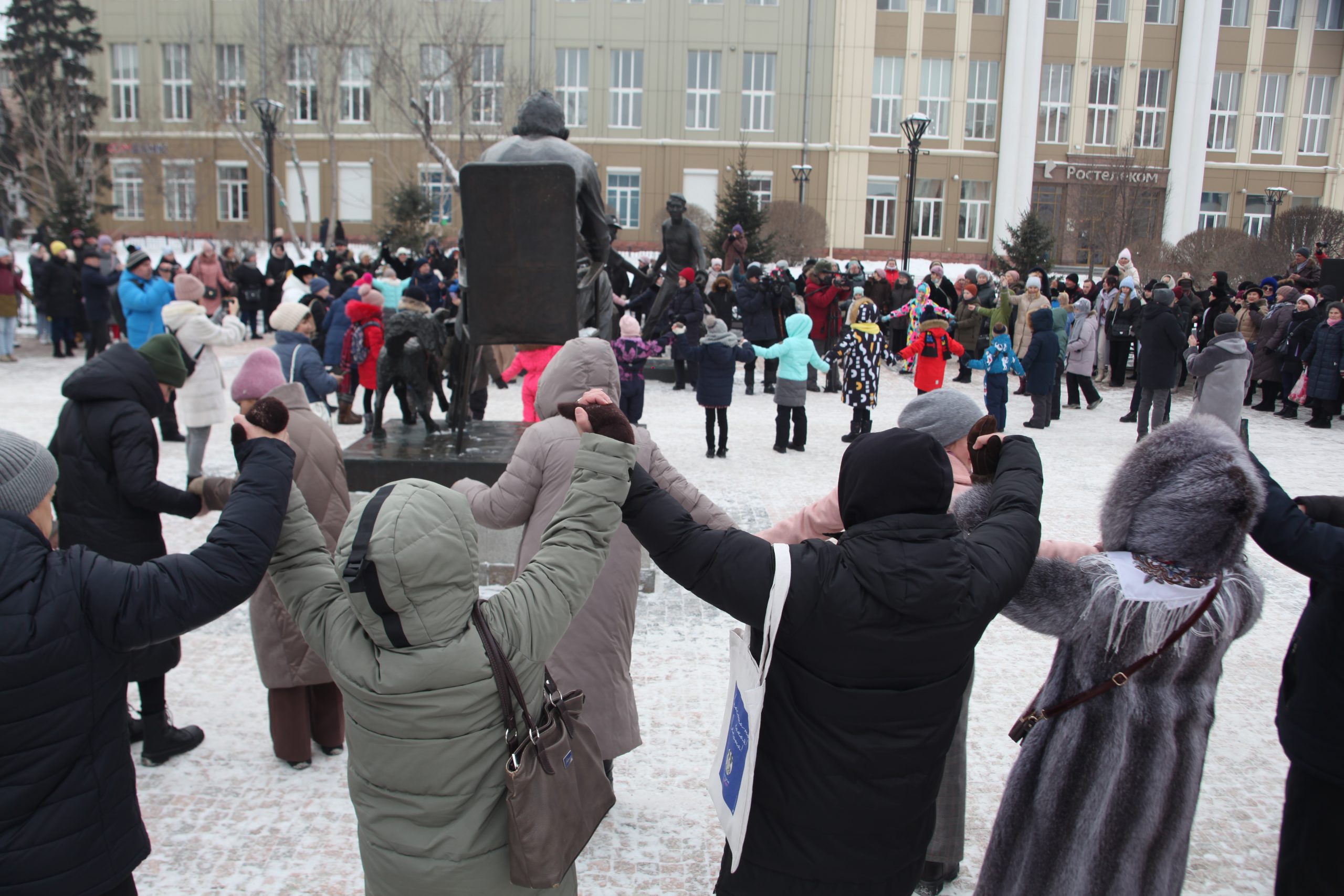 Иркутск отметил 100-летие Леонида Гайдая хороводом. Фото и видео