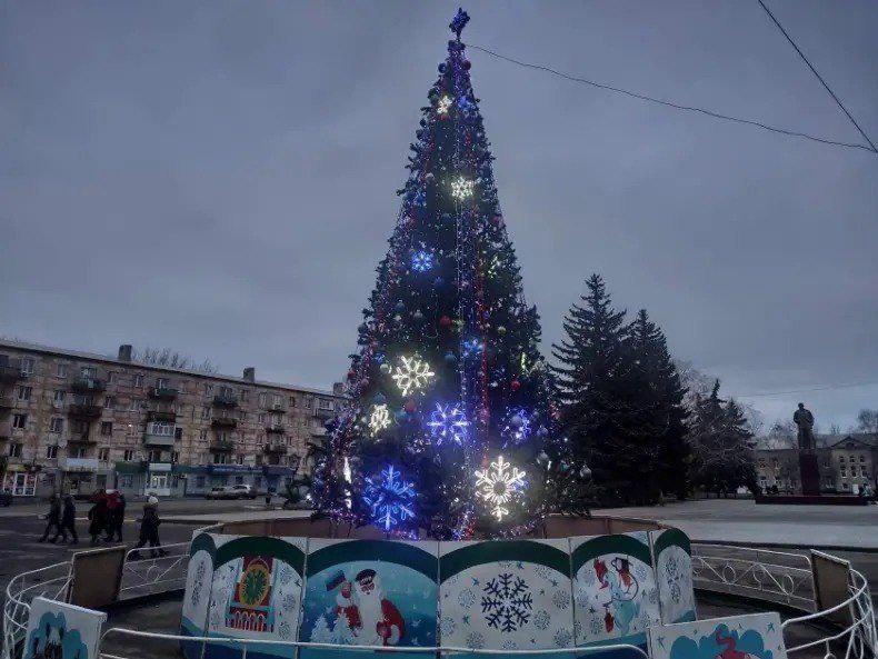Иркутск приобрел для подшефного города Кировска в ЛНР новогоднюю елку