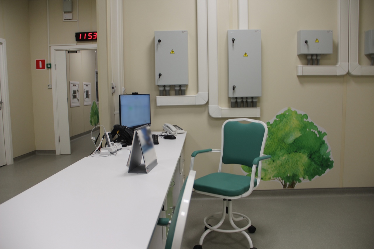 Медицинский офис с рабочим столом и экранами компьютера.