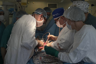 Иркутские хирурги впервые выполнили пересадку части печени 7-летнему ребенку от его мамы