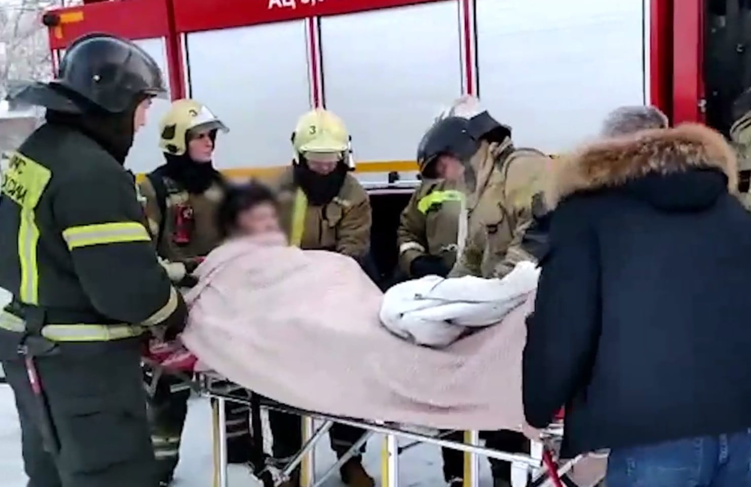 Иркутские пожарные спасли из горящей квартиры женщину