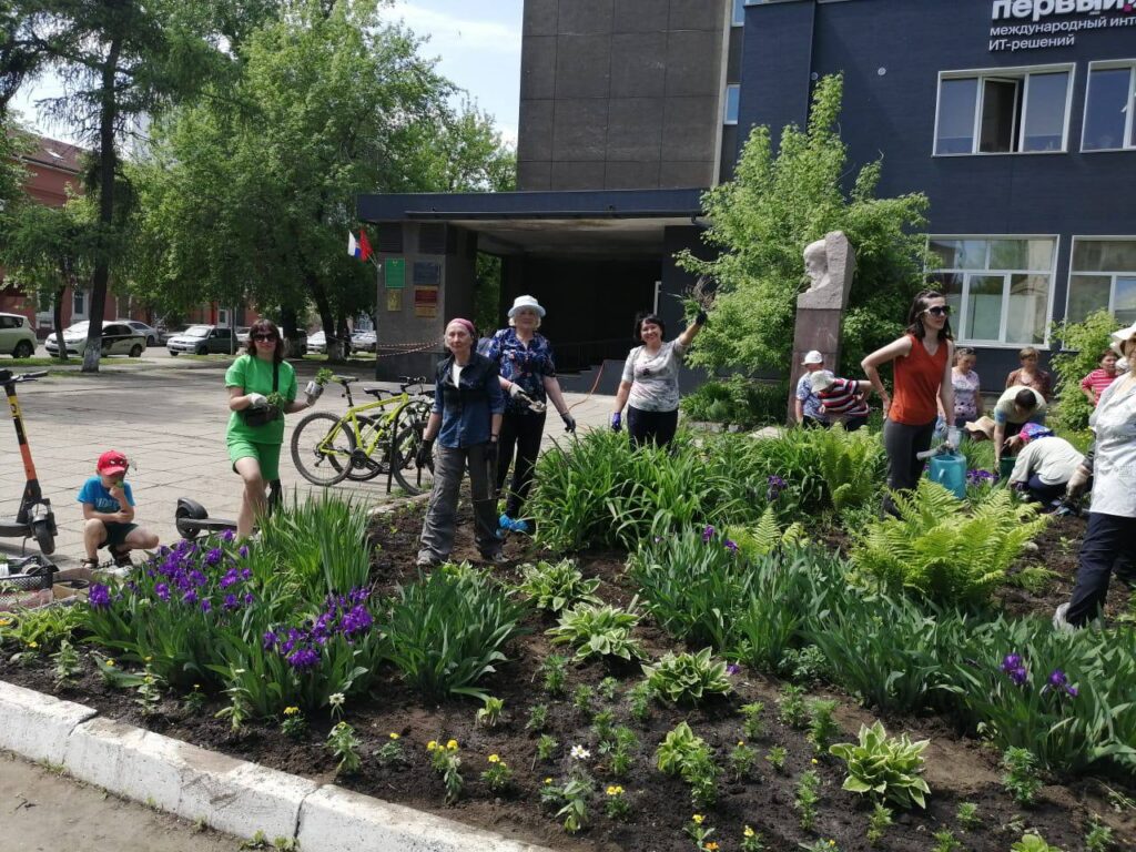 Клумба по центру участка. Высаживание детей на улице. Городские садоводы фото. Клуб садоводов.