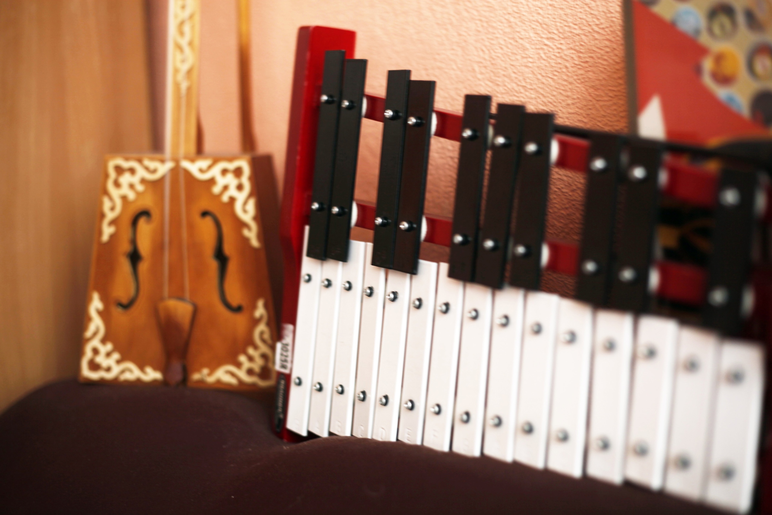 Традиционные музыкальные инструменты: домбра и ксилофон.