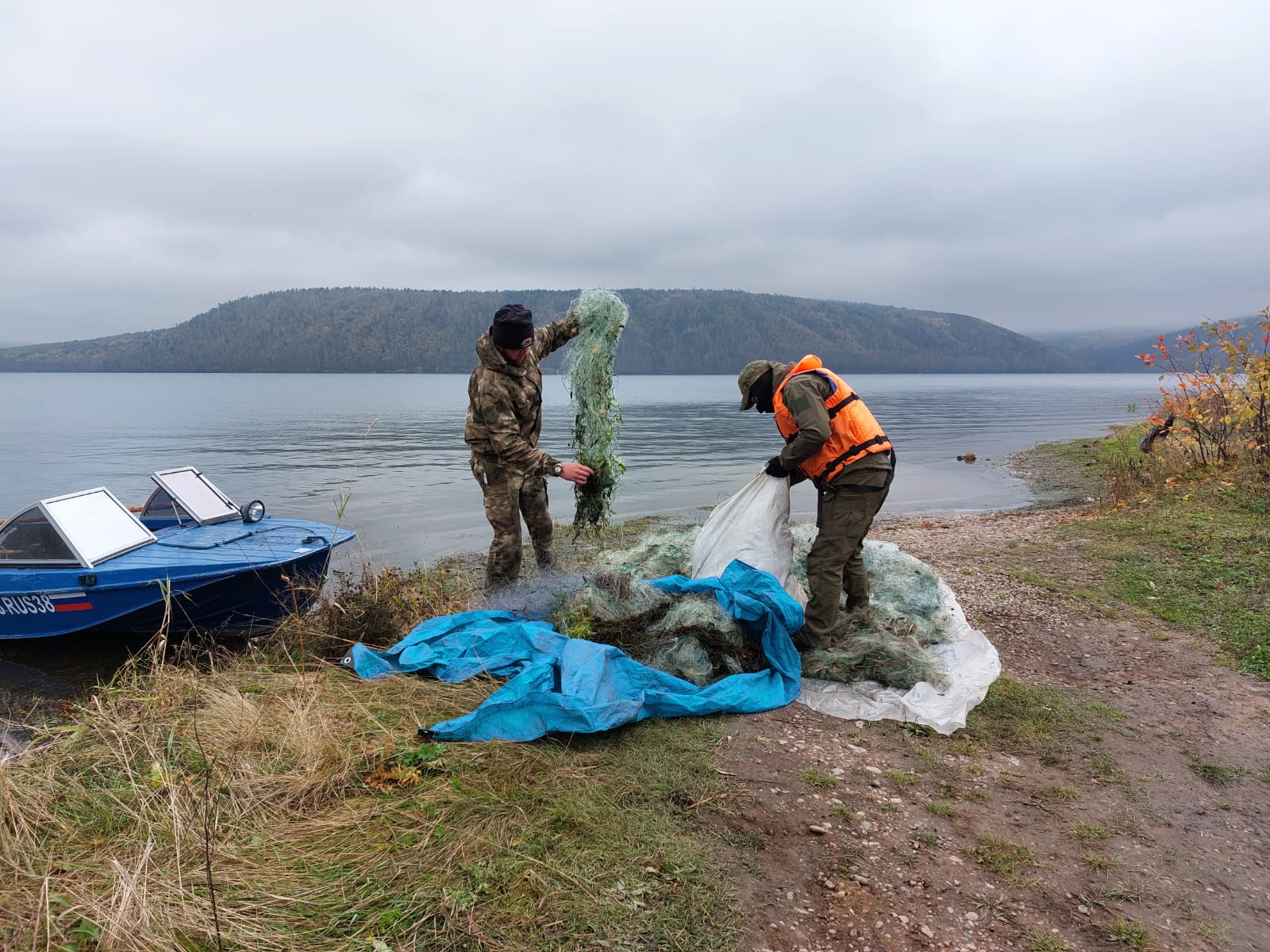 Иркутское водохранилище очищают от мусора и бесхозных сетей