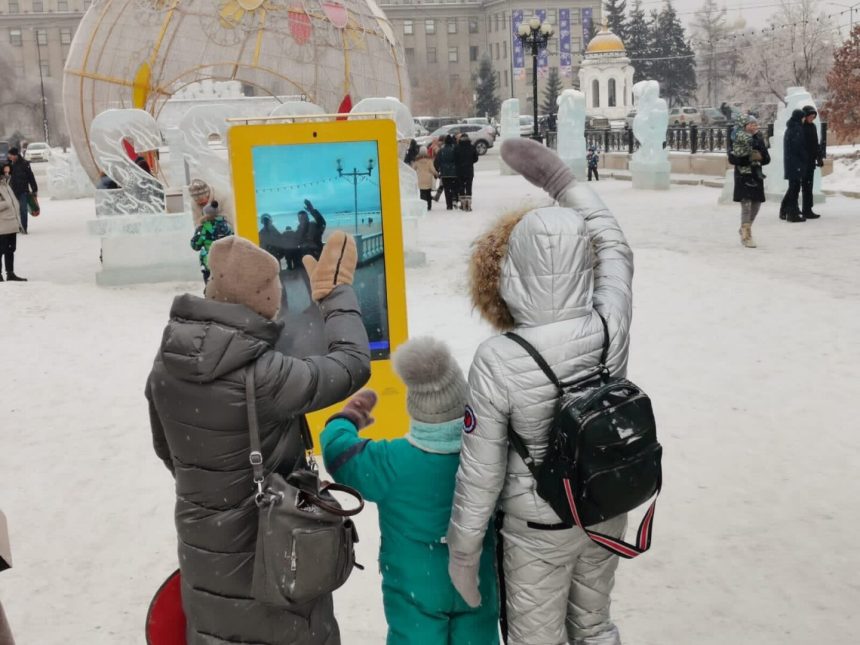 Иркутяне поздравили жителей других регионов через интерактивный экран на сквере Кирова