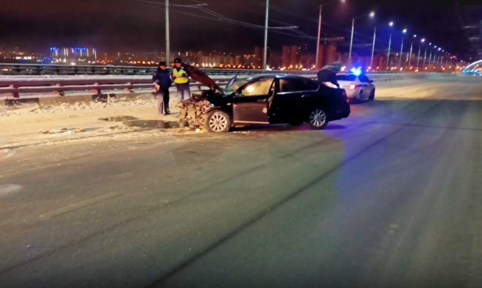 Иркутянин на "Ниссане" наехал на ограждение Академического моста