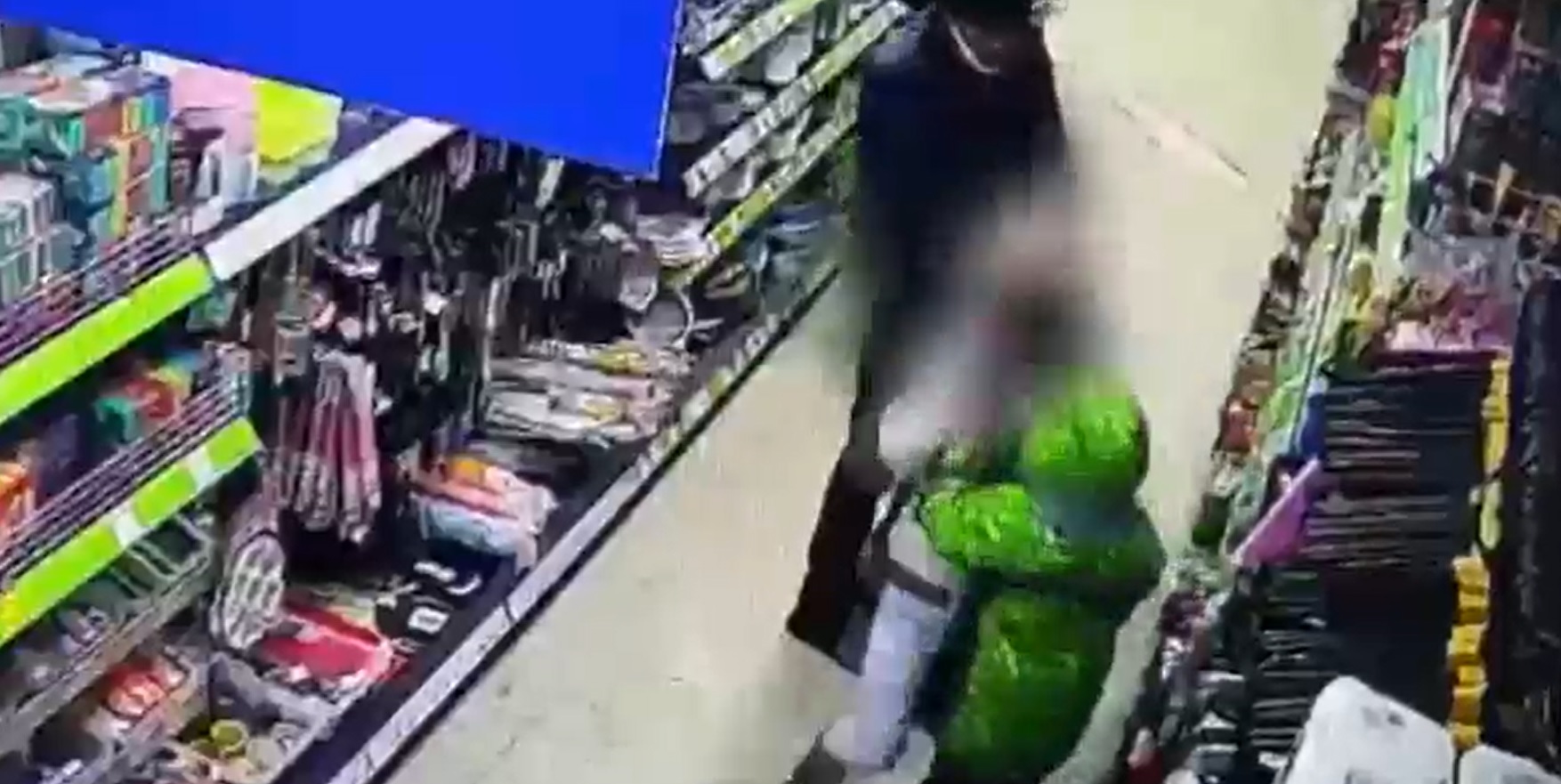 Иркутянин с ножом напал на жену во время ссоры в магазине