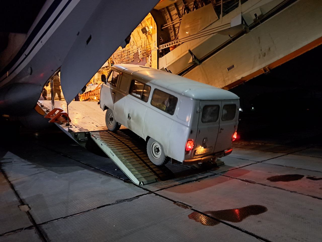 Из Иркутска в зону СВО отправили две машины «УАЗ» и гуманитарную помощь