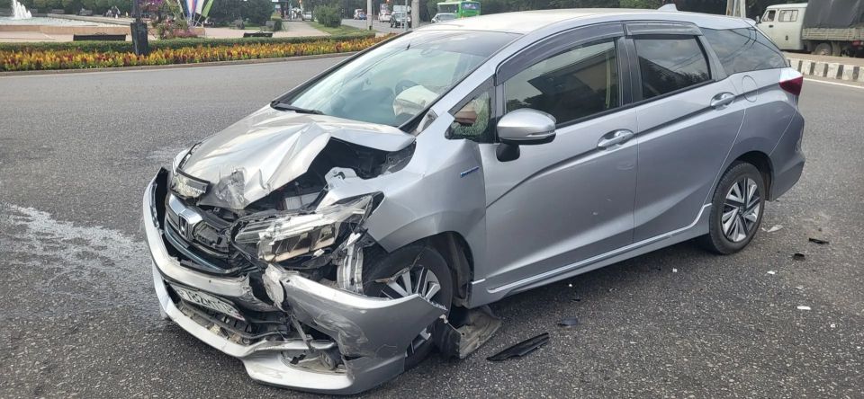 ДТП на перекрёстке у фонтана на Байкальской в Иркутске: столкнулись Honda Shuttle и Geely