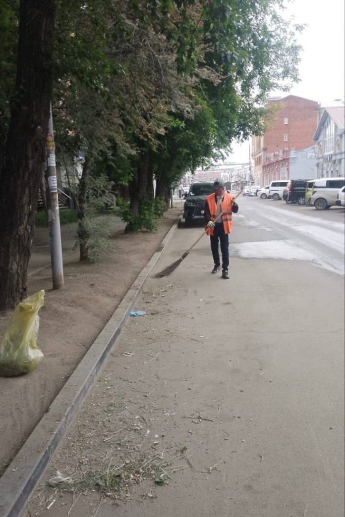 В центре Иркутска начали масштабную уборку после праздников