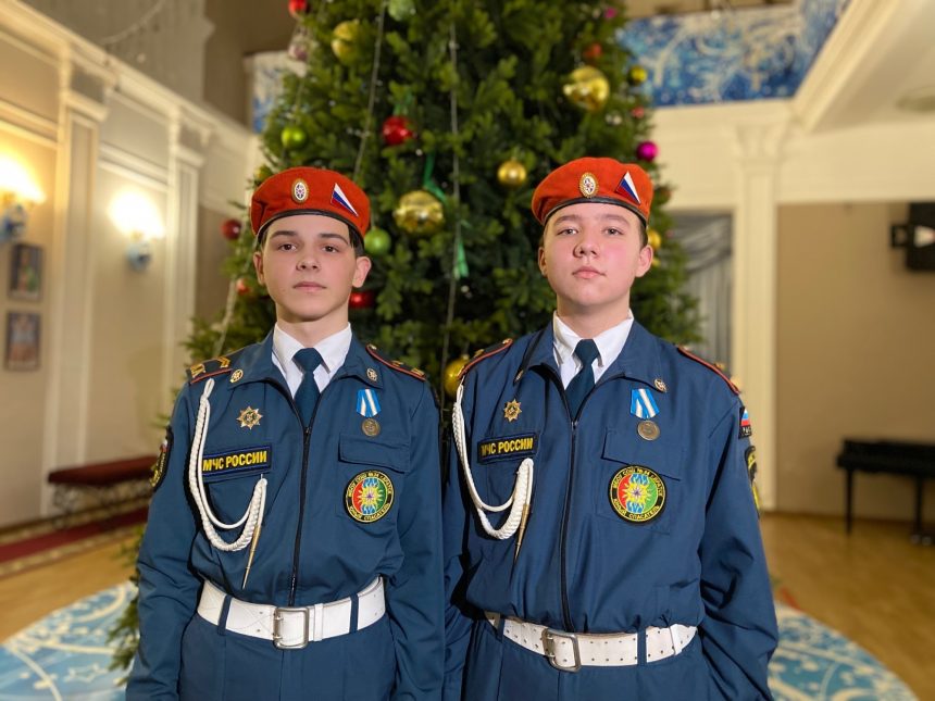 Кадетов из Братска наградили за спасение людей на пожаре в Москве
