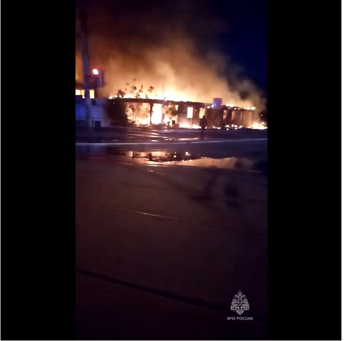 Кафе и торговый центр "Арго" сгорели в Усолье-Сибирском ночью 9 июня