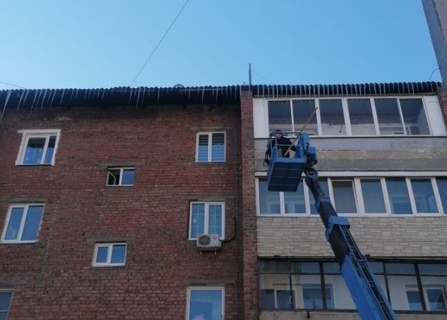 Коммунальщики сбивают сосульки с домов Иркутска