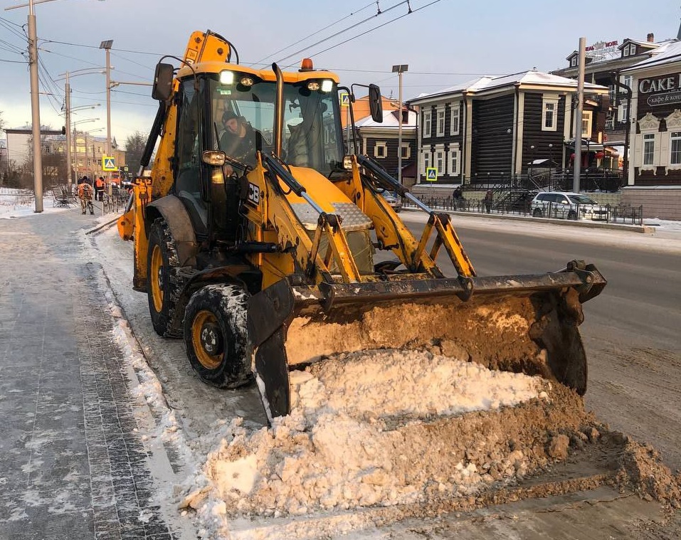 Круглосуточную уборку снега продолжают в Иркутске