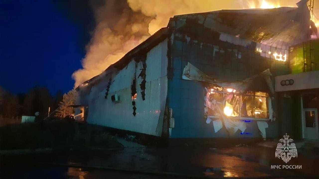 Крупный магазин сгорел в Усть-Илимске ночью 25 июня