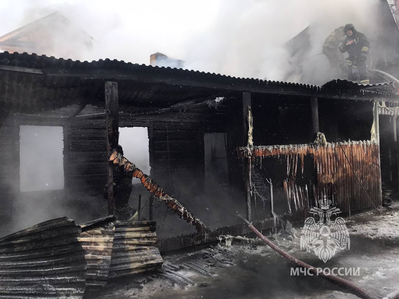 Крупный пожар тушили этим утром в частном доме в Иркутске
