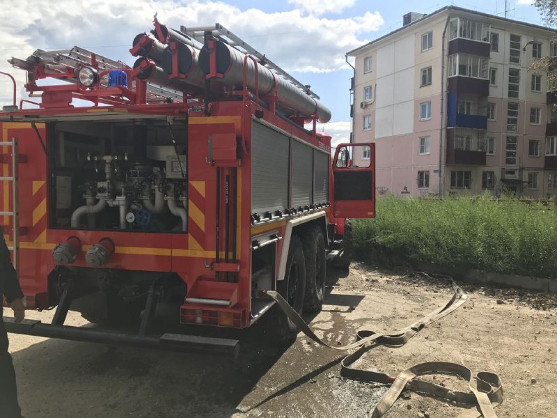 Квартира горела в пятиэтажке в Усть-Илимске: троих человек эвакуировали