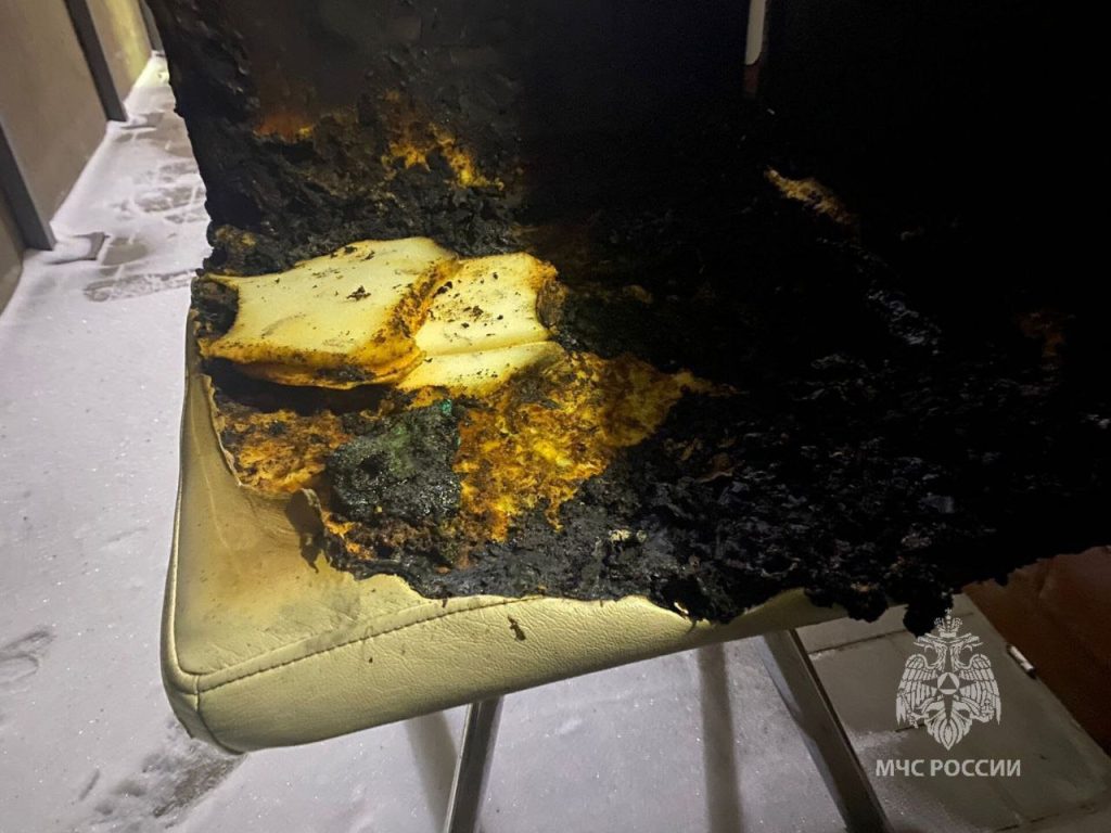 Квартира в Иркутске, где находились трое детей, загорелась из-за игрушки на батарейках