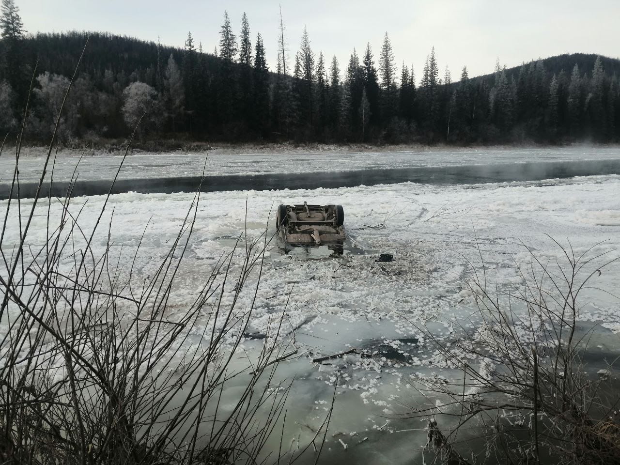 Лада съехала в реку в Усть-Кутском районе. Четыре человека погибли