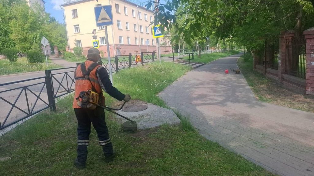 В центре Иркутска начали масштабную уборку после праздников