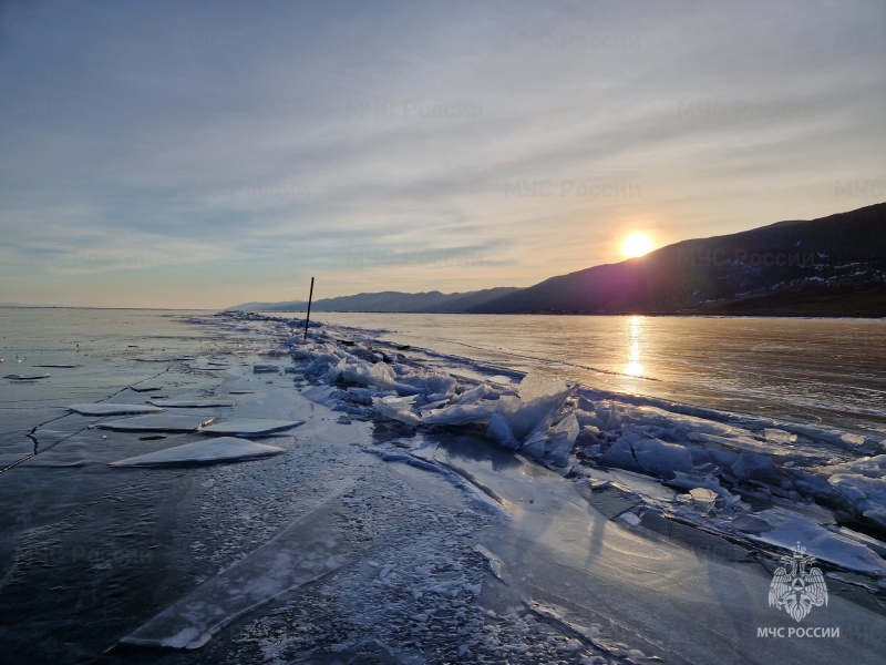 Лед Байкала разрушается