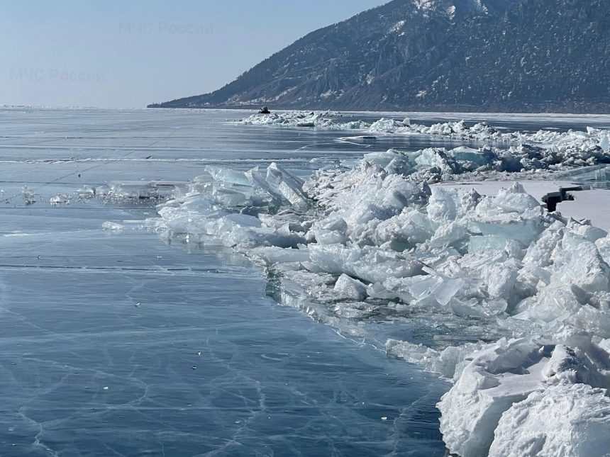Лед на Байкале стремительно разрушается