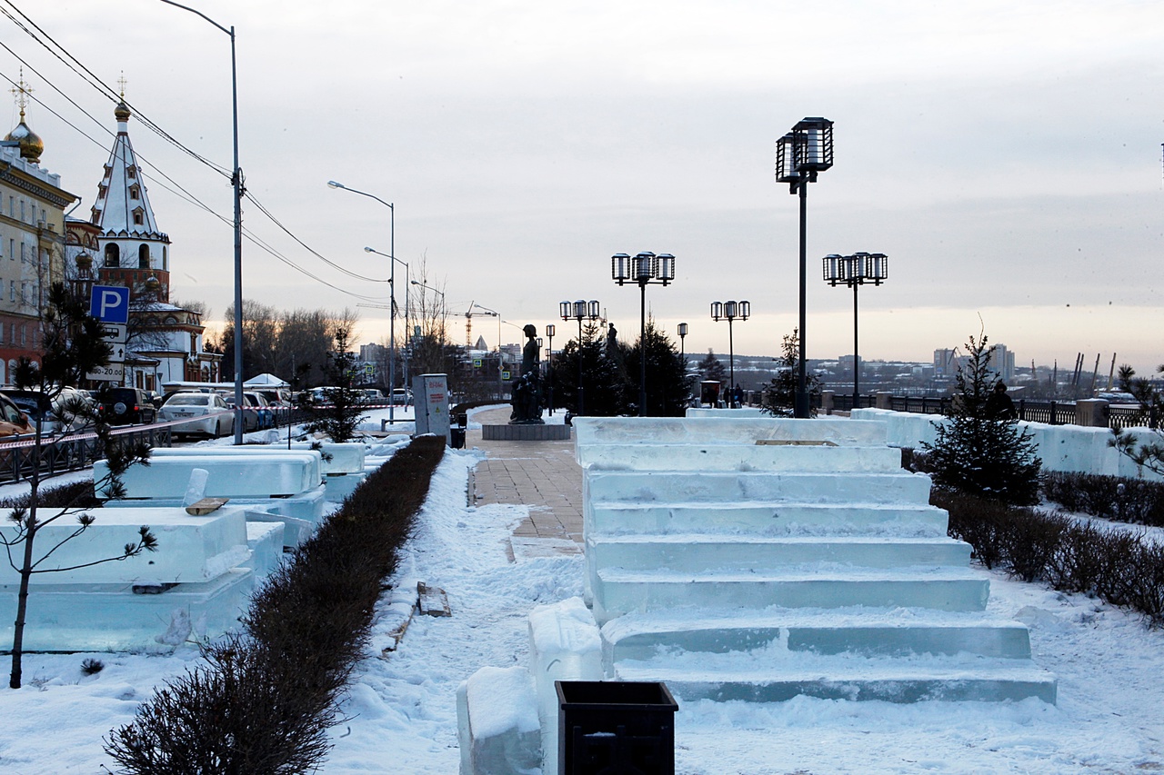 Ледяной 15-метровый мост возводят на Нижней набережной в Иркутске