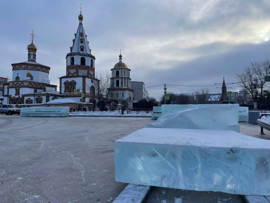 Ледяную арку цесаревича Николая и казачий струг строят в Иркутске