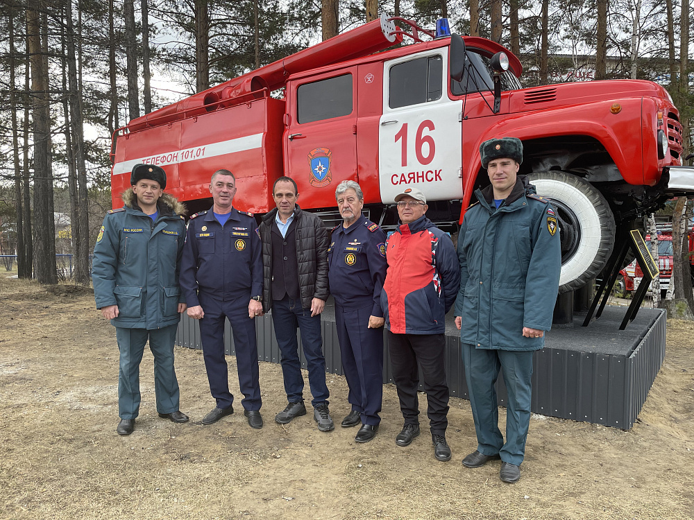 Легендарный пожарный автомобиль стал памятником в Саянске