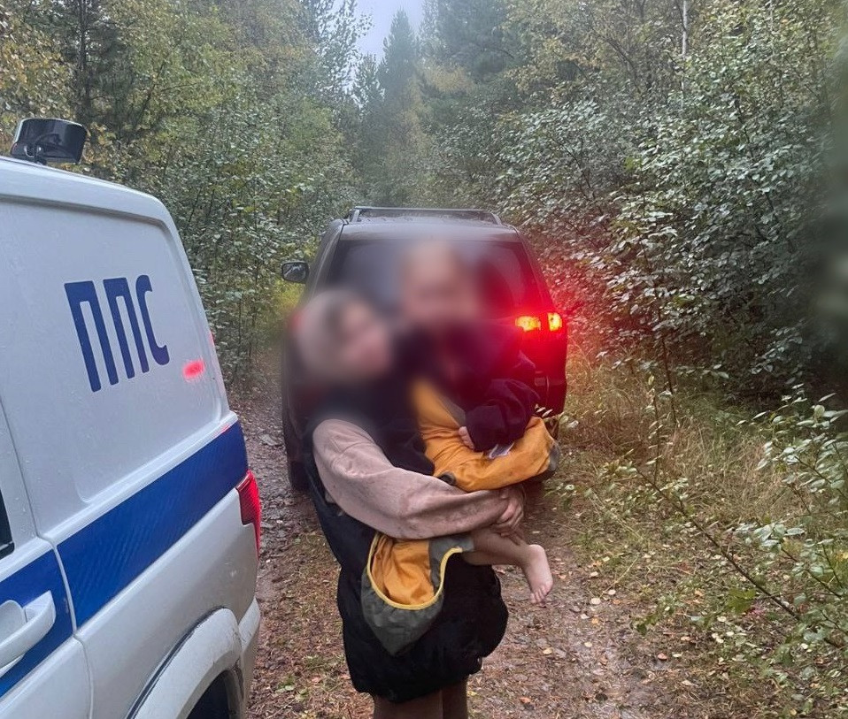 Полицейская машина и человек с ребенком в лесу