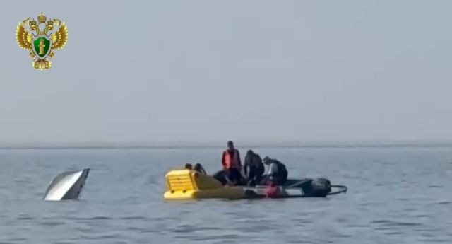 Лодка опрокинулась на Байкале. Людей спасли
